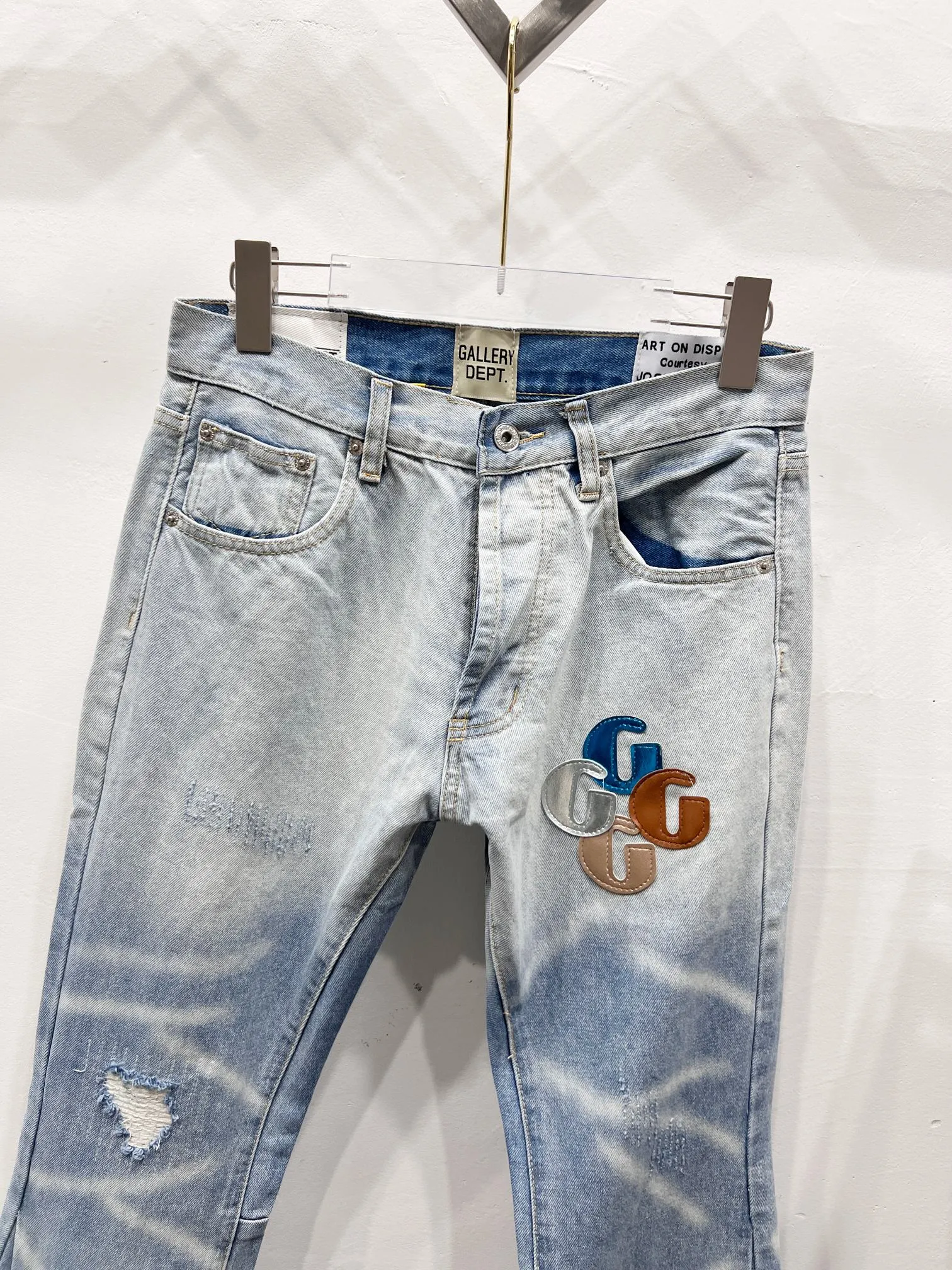 P240 Style number: (r084) GALLERY DEPT.25ss new style. Denim spliced ​​with all-over printed leather ripped bell-bottoms, washed and distressed jeans. Gallery Dept. was born in the soil of Los Angeles street culture. With the core concept of "art is daily life", it deeply integrates traditional denim craftsmanship with modern graffiti art. The brand transforms old denim, Vintage T-shirts and other items by hand, giving them personalized elements such as wear, splashing, splicing, etc. Each piece is hand-finished by craftsmen and has both artistic collection value and practical function. In 2021, the joint capsule series with French veteran Lanvin and the cooperation with Chrome Hearts have attracted the attention of the fashion industry, confirming its transformation from an independent studio to an international trend symbol. Gallery Dept. targets the global fashion pioneer group aged 18-35 and positions itself as a "high street art trendy brand". Its core competitiveness lies in: • Cultural symbol output: Through endorsements from stars such as Virgil Abloh, Jennie, and Justin Bieber, it strengthens the brand's benchmark status in the hip-hop and fashion circles. Size: 28-36 Color: Blue